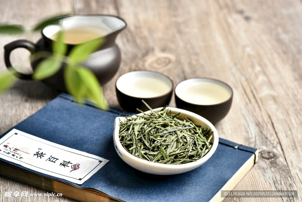 古朴茶具与清新茶叶