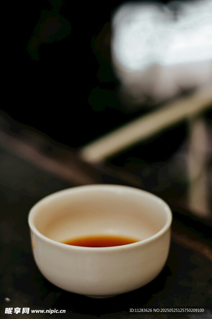 白瓷茶盏中盛着琥珀茶汤