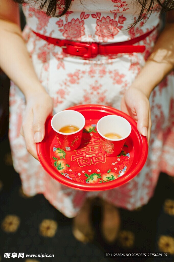 女子端喜庆茶盘