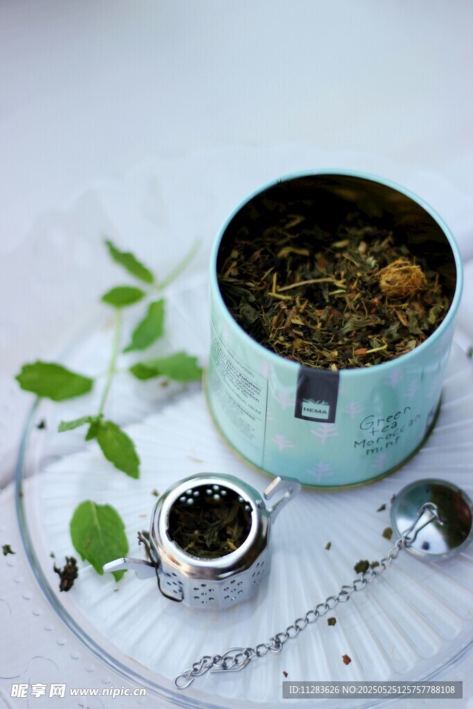 清新茶具与茶叶的雅致组合