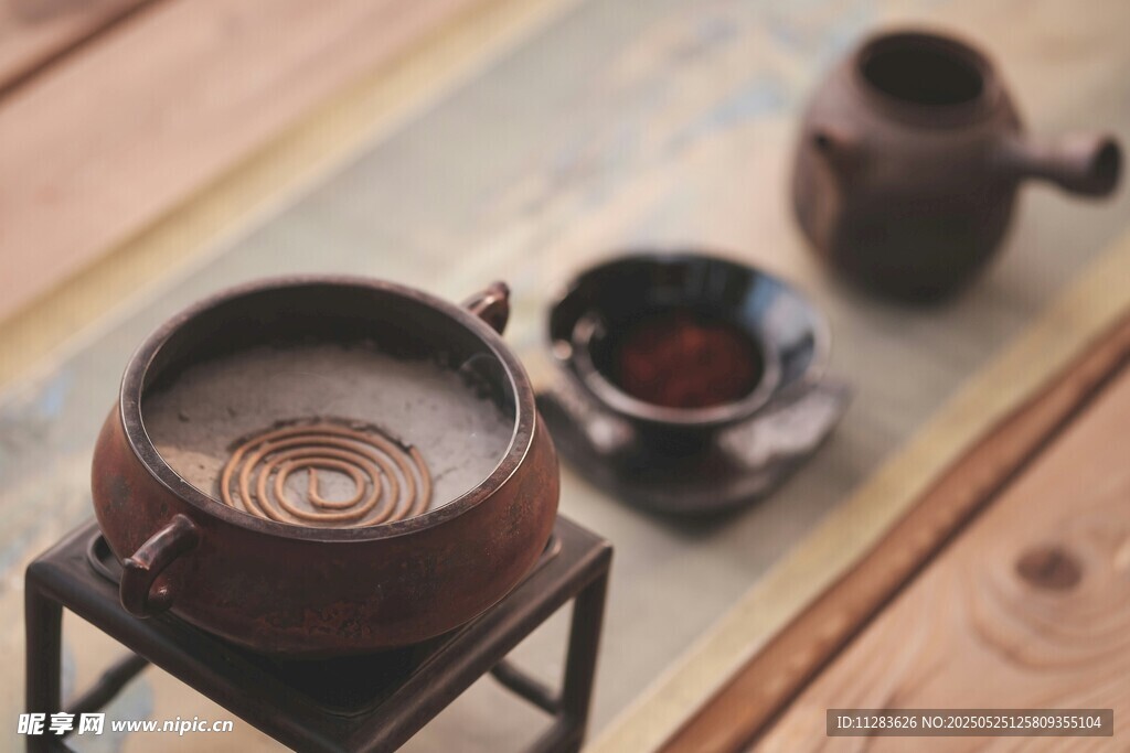 古朴茶具静置于木质桌面