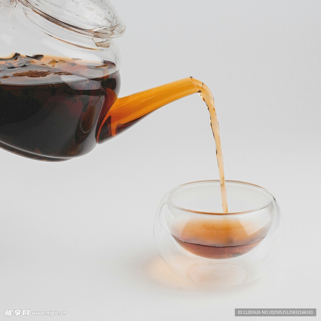 茶壶倒茶入杯瞬间