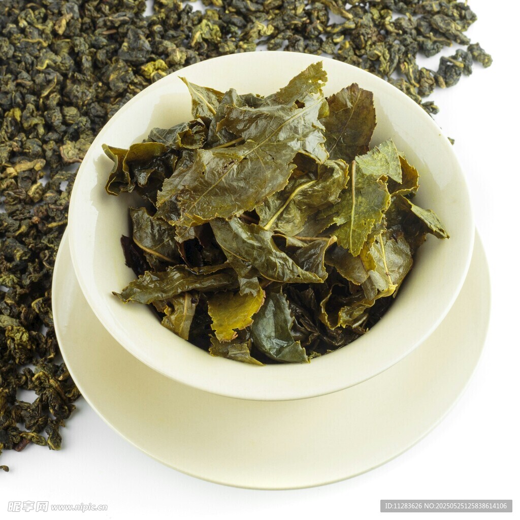 白瓷碗中的鲜嫩茶叶