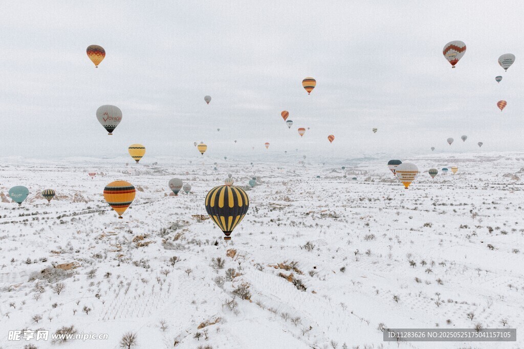雪地上空多彩热气球飞舞