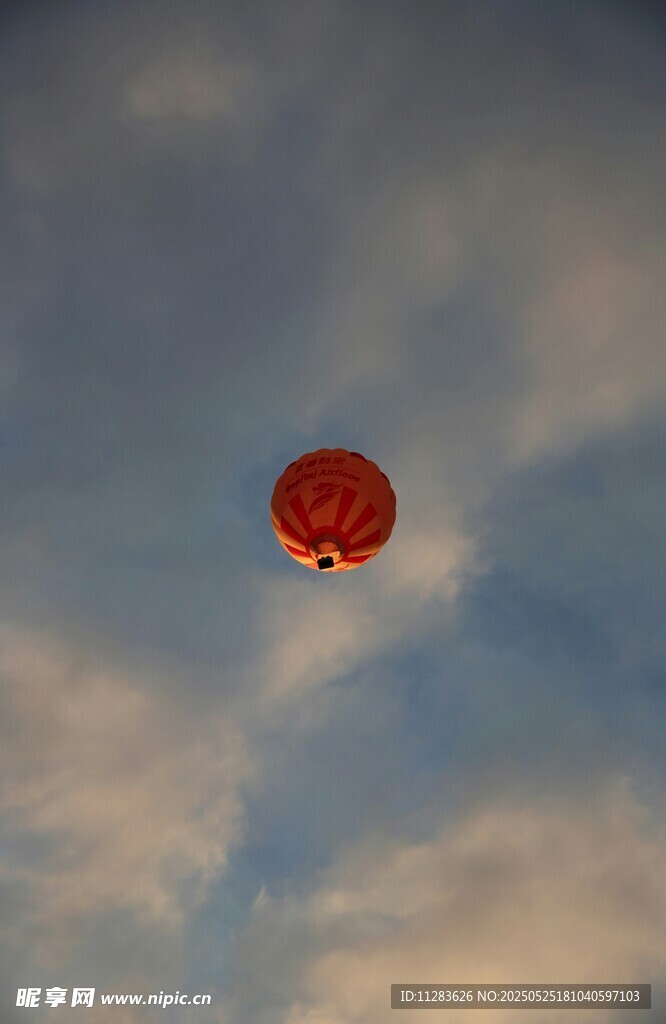 天空中漂浮的红色热气球