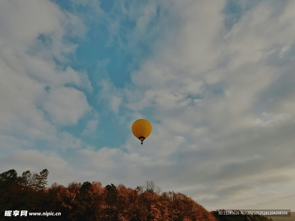 天空中飞翔的黄色热气球
