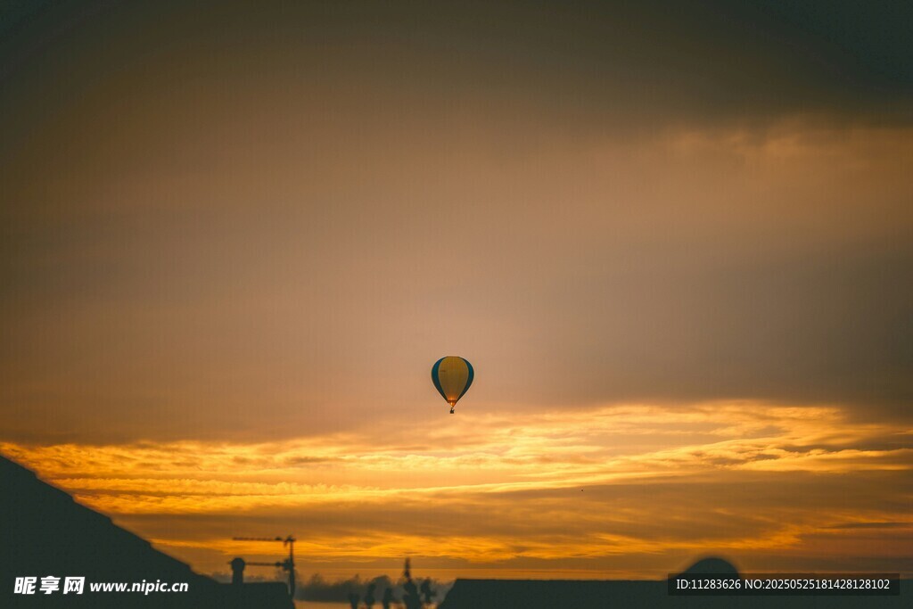 夕阳下的空中热气球