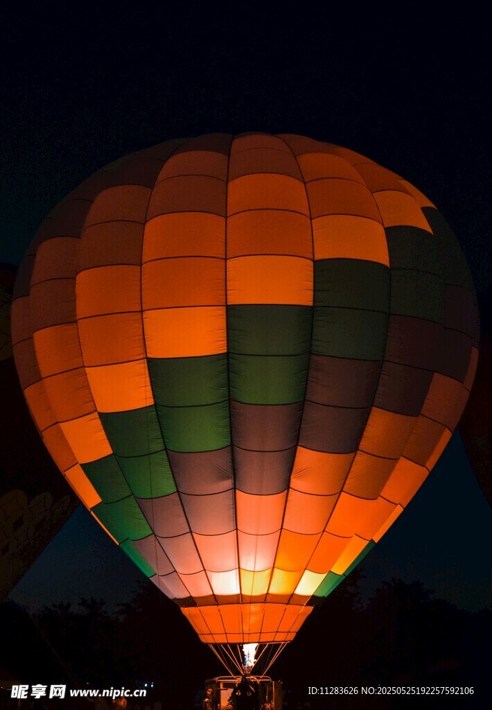 夜空中发光的彩色热气球