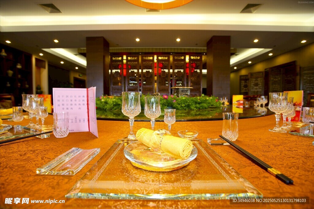 精致宴会餐桌布置场景