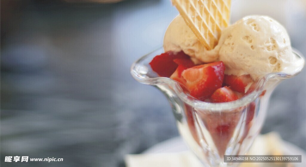 草莓冰淇淋甜品杯