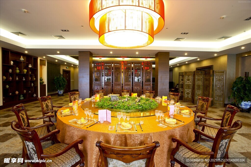 豪华中式餐厅圆桌布置