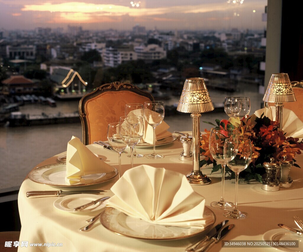 河畔优雅餐桌布置