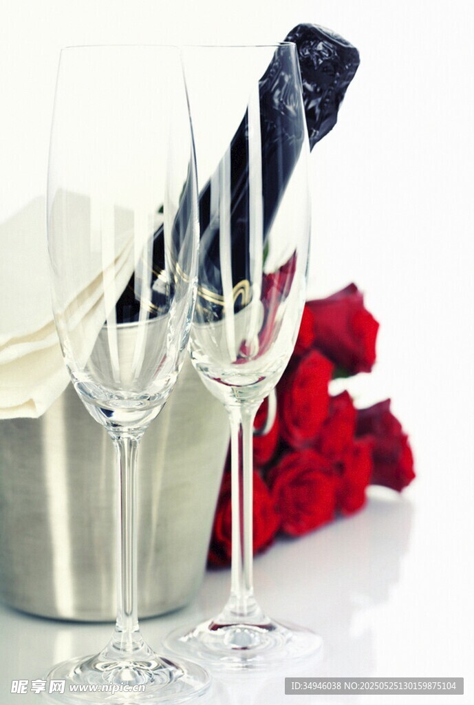 香槟美酒与浪漫玫瑰相伴