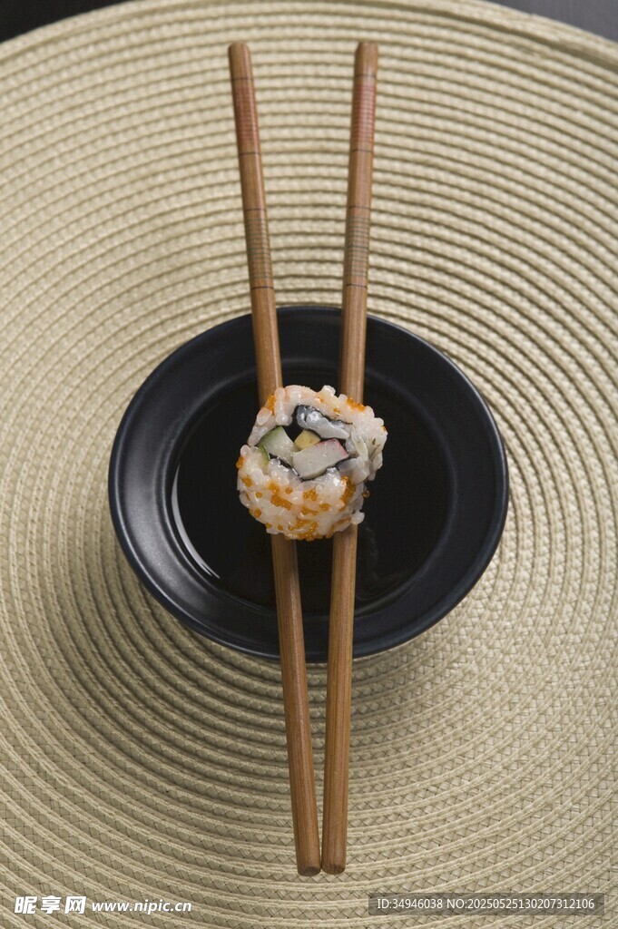 精致寿司配竹筷摆盘