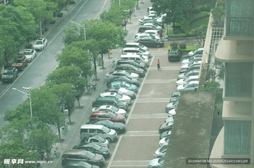 城市街道旁整齐停放的车辆