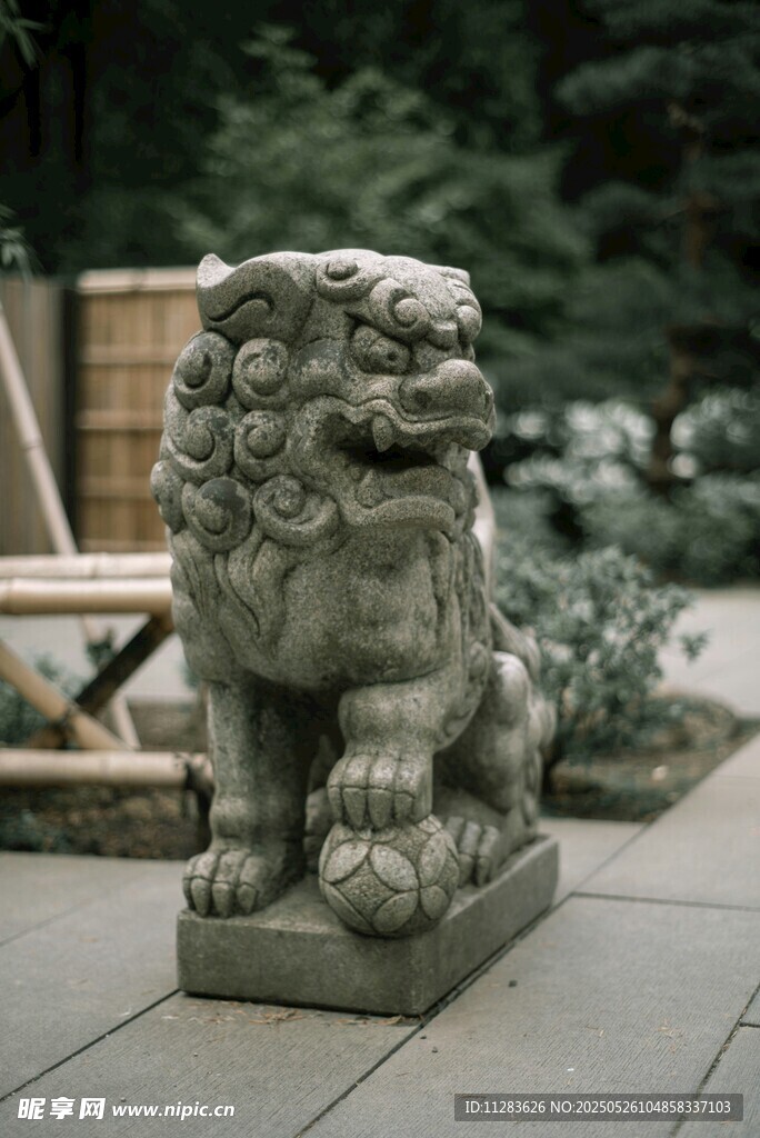 中式石狮子雕塑