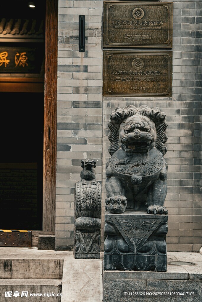 中式门前石狮子威武庄严