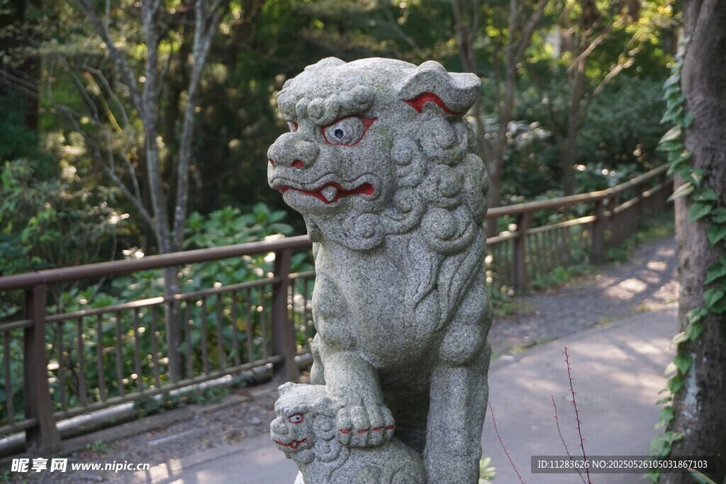 石狮子雕像于林间小道