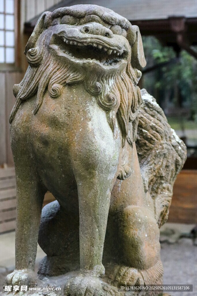 古朴石狮子雕塑