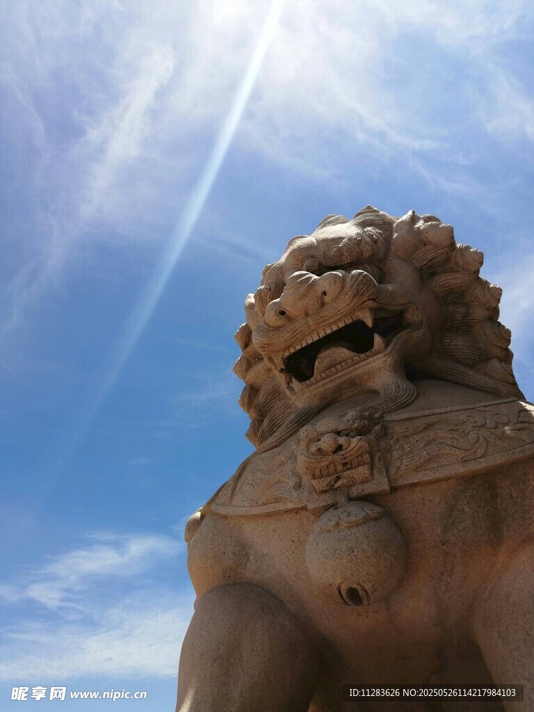 蓝天之下的威武石狮子