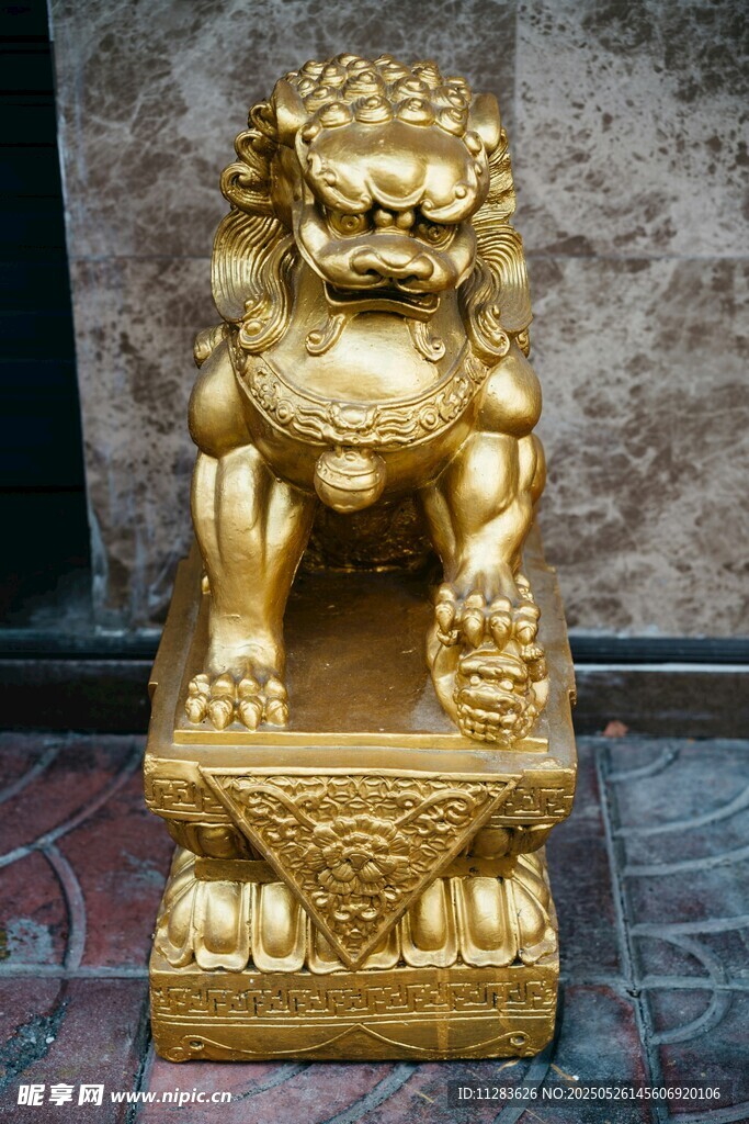 金色威武石狮子雕塑