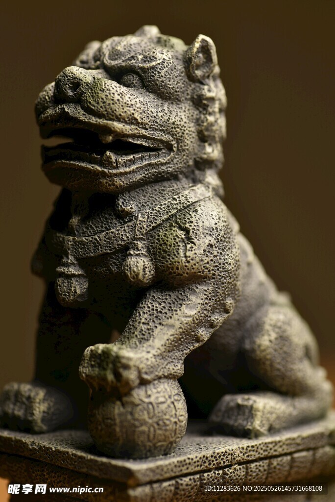 古朴石狮子雕塑