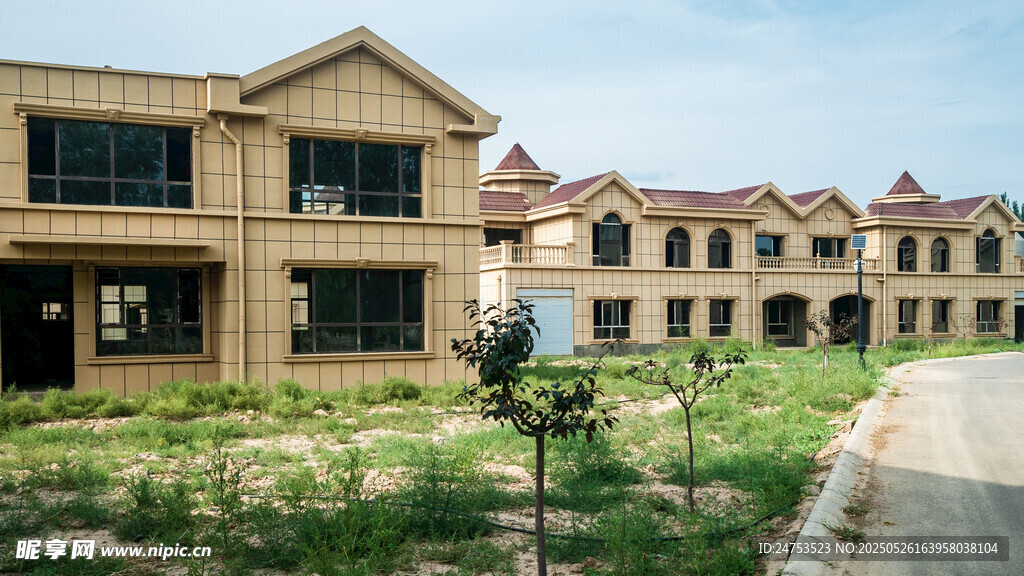 联排别墅旁的开阔绿地