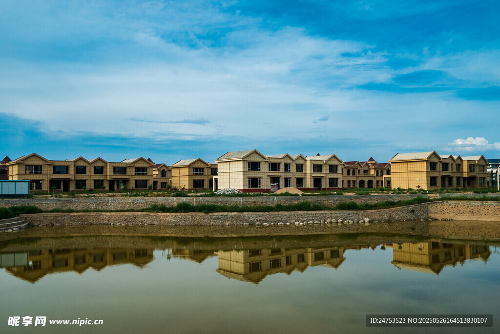 湖畔欧式建筑群倒影美景