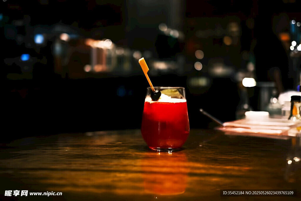 红色鸡尾酒