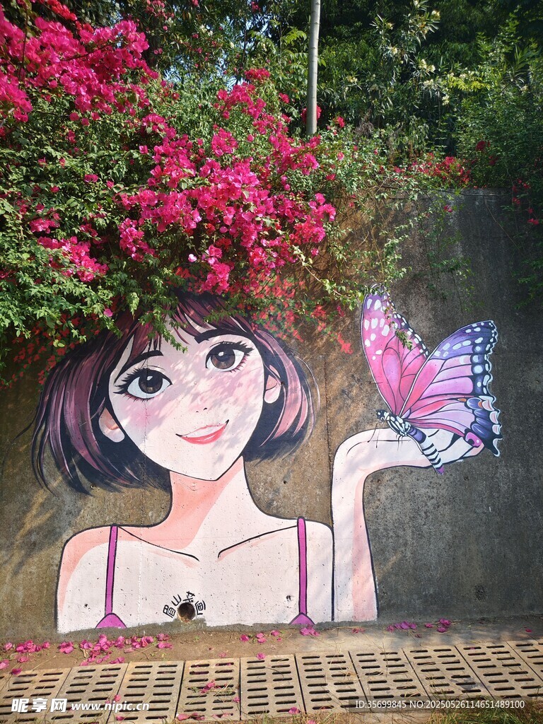 花丛下的女孩与蝴蝶