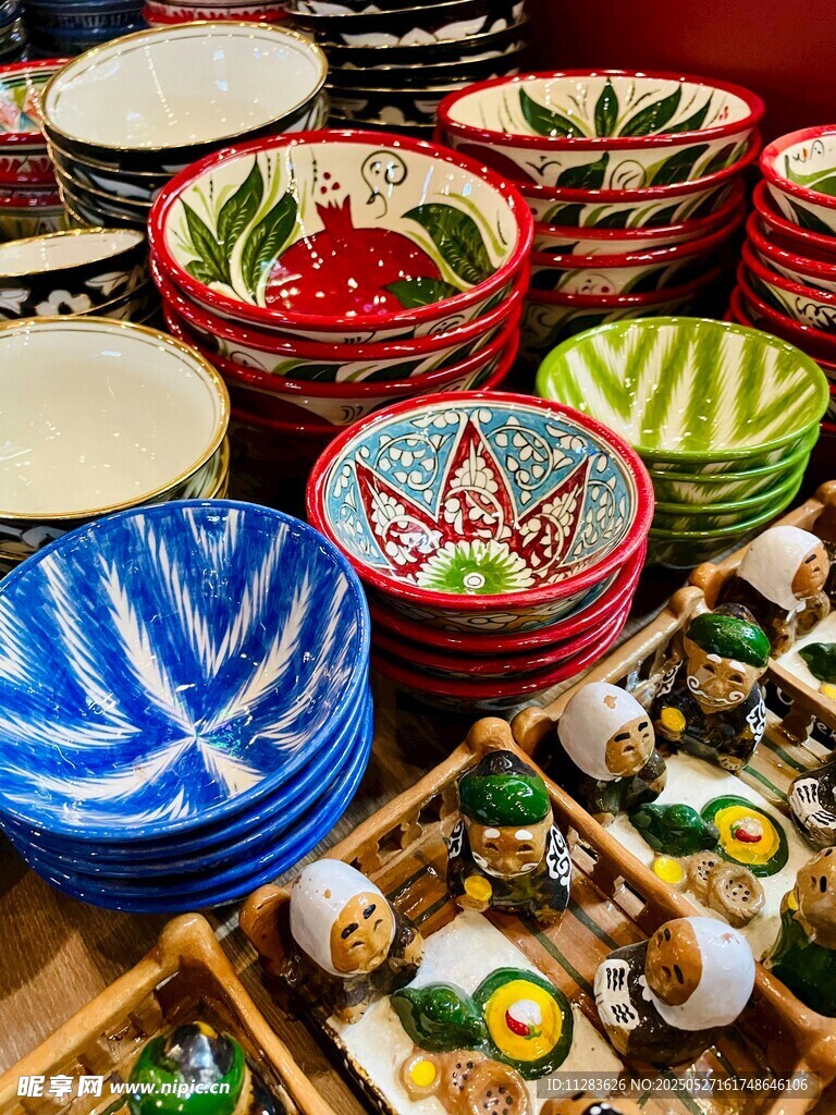 多彩餐具与精致小食陈列