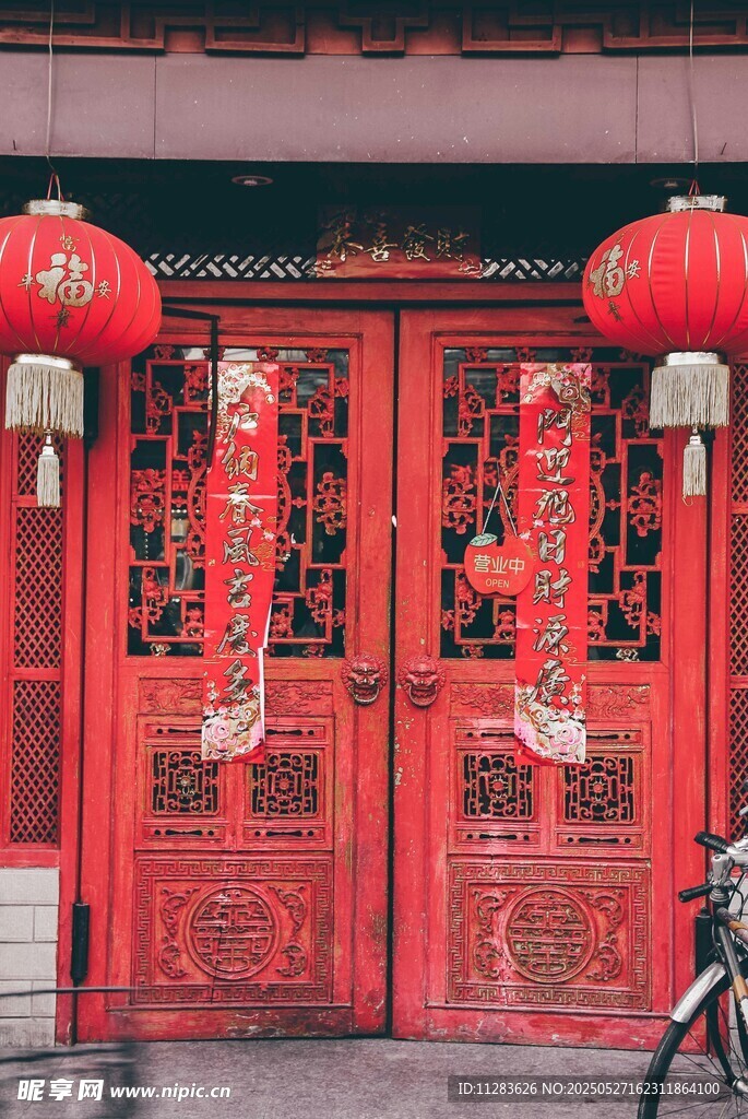 中式红门挂红灯笼景象