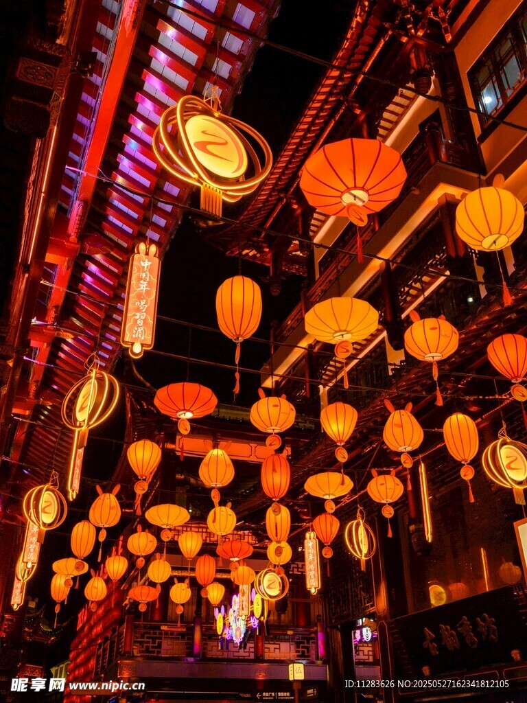 古街灯笼夜景璀璨迷人