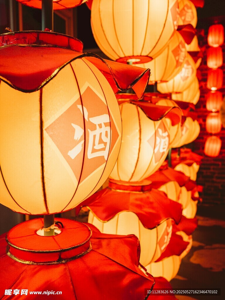 中式灯笼营造传统氛围