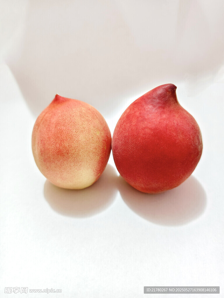两个鲜桃