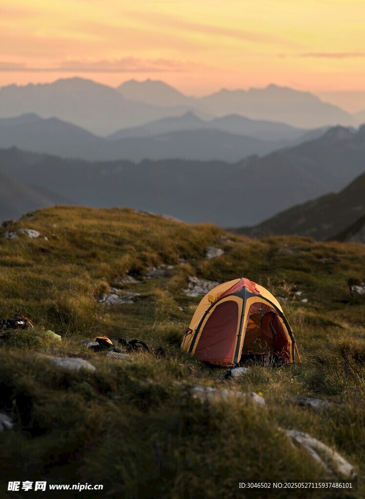 山间露营暮色中的温馨帐篷