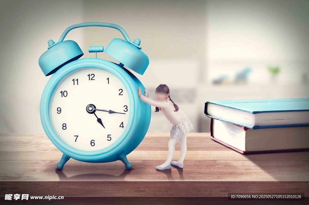 蓝色闹钟旁的小人和书籍