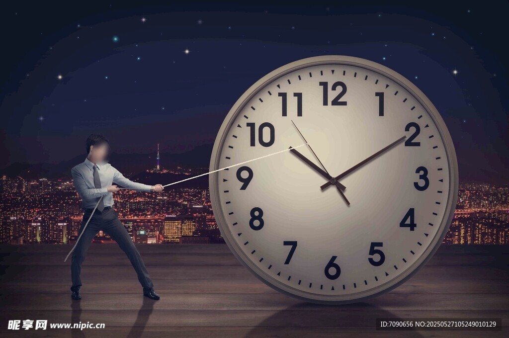 男子奋力拉动巨型时钟