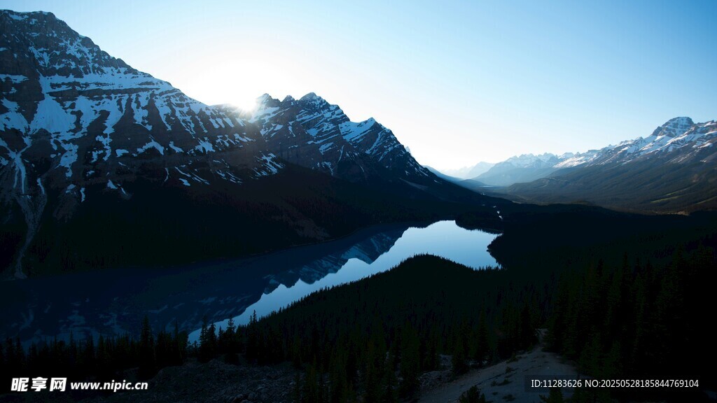 雪山下的静谧湖泊美景