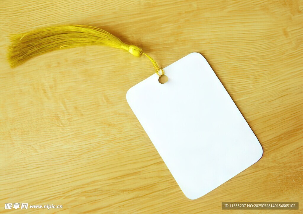 空白吊牌配黄色流苏