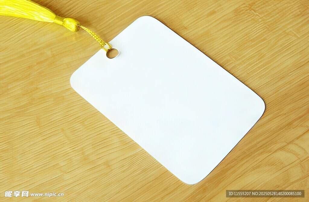空白吊牌置于木质表面