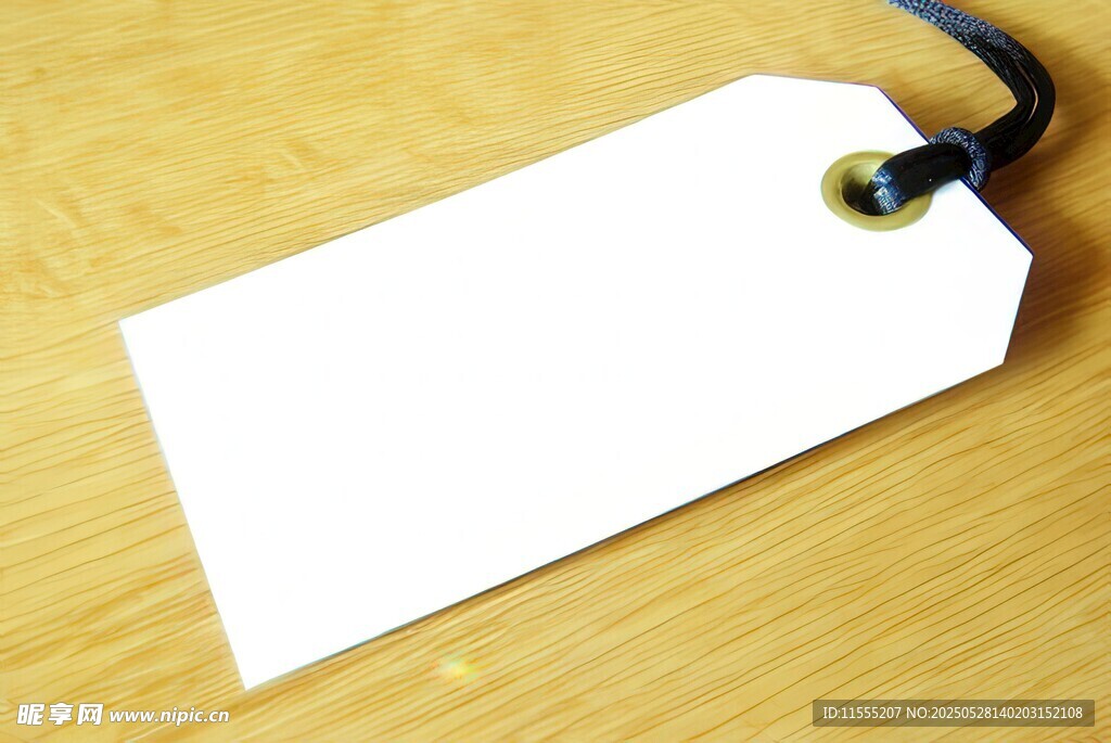 空白纸质吊牌特写