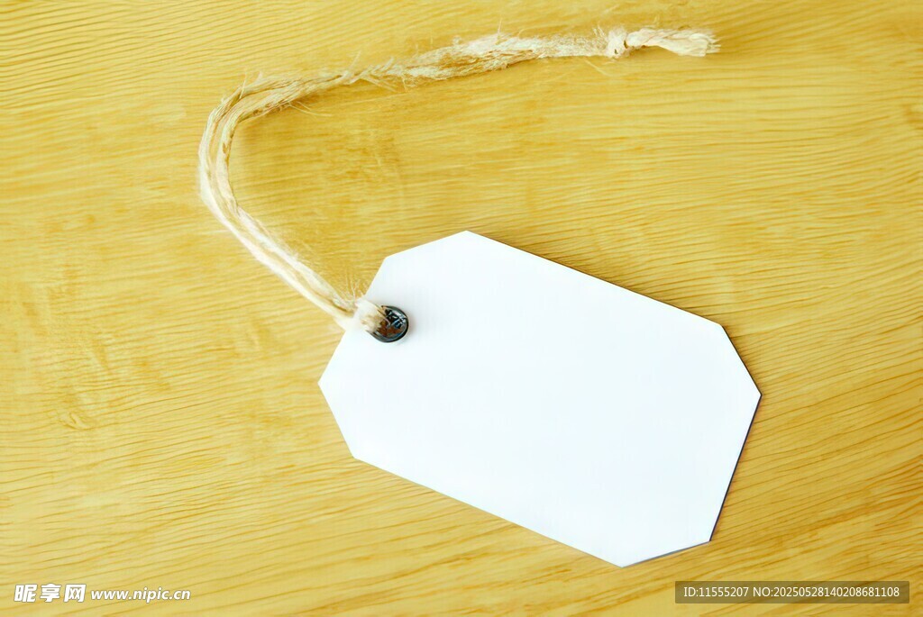 空白吊牌置于木质表面