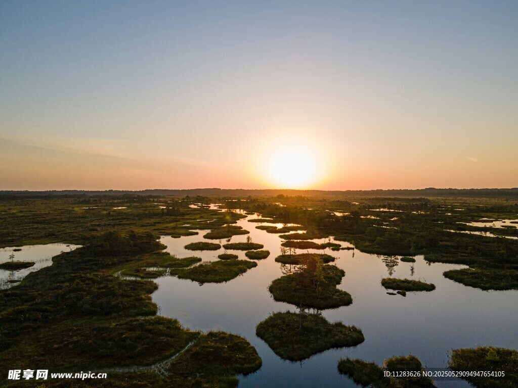夕阳下的湿地美景