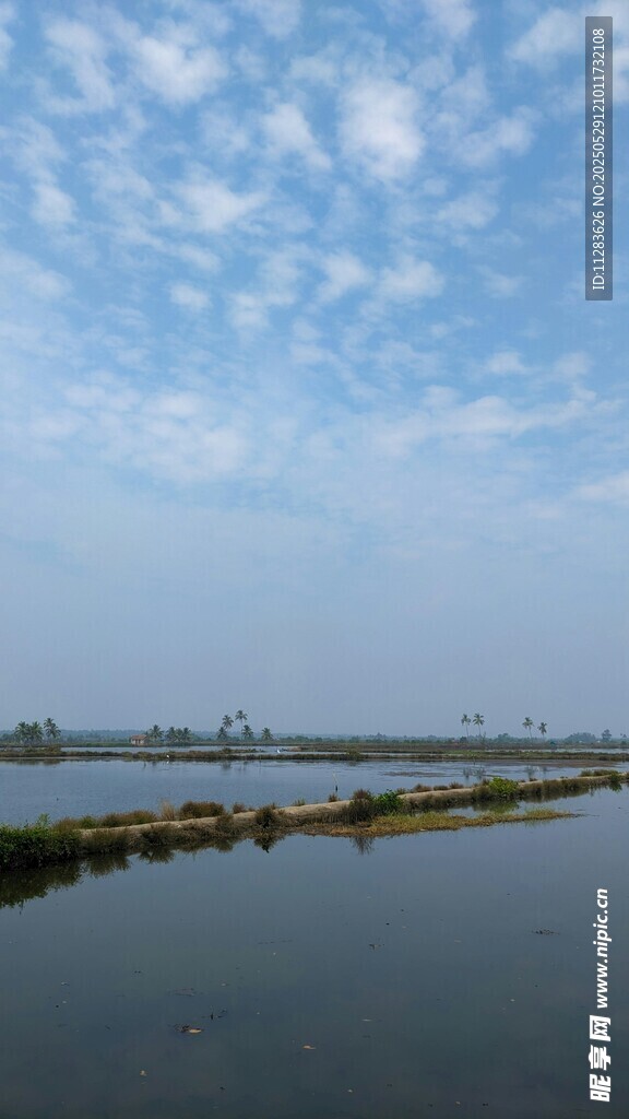 河畔蓝天美景