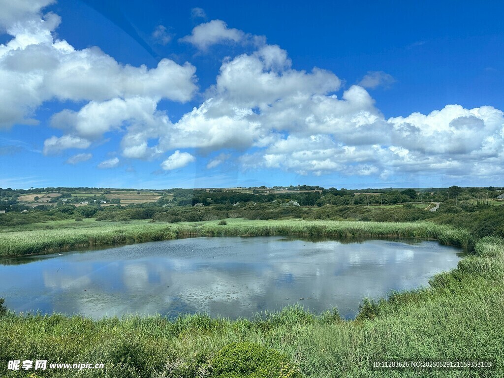 湖畔绿野蓝天美景