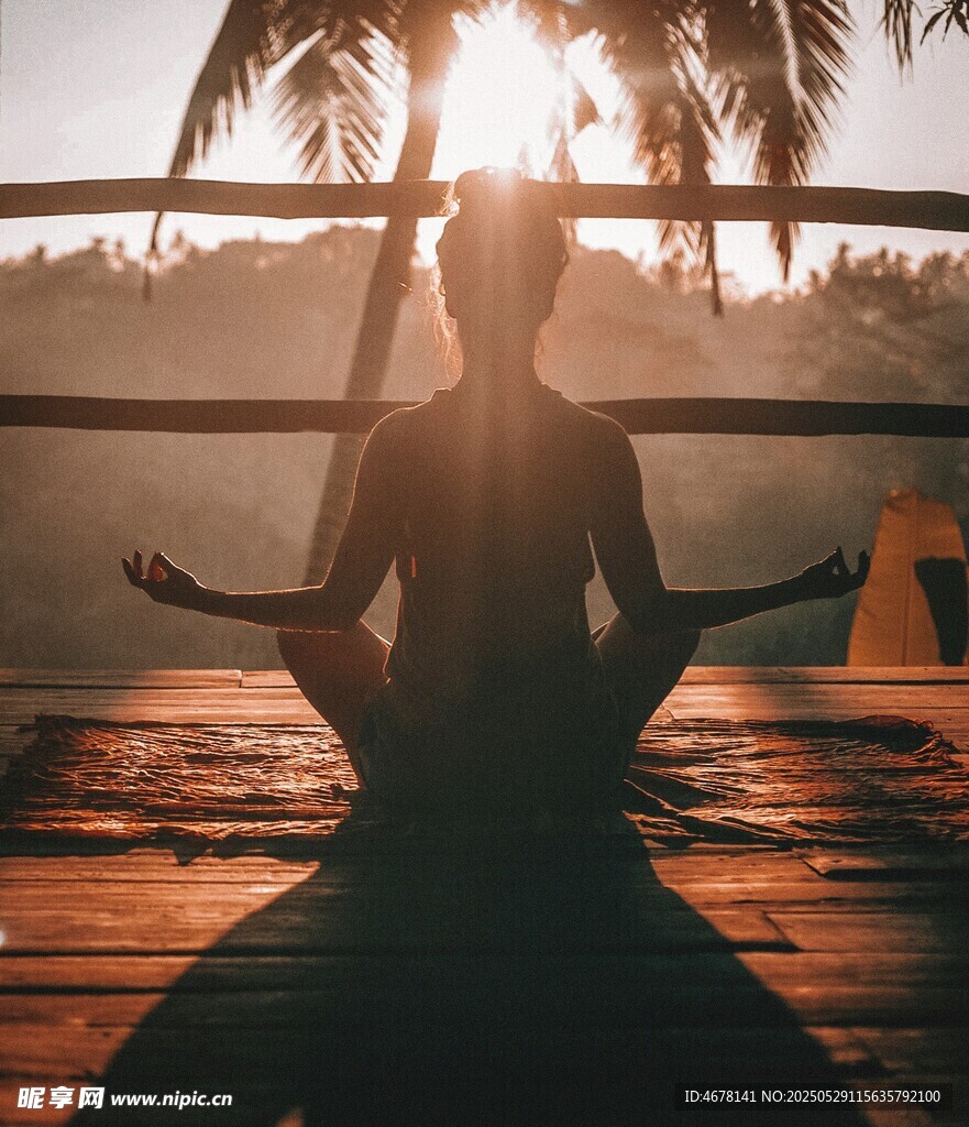 夕阳下的瑜伽冥想时刻