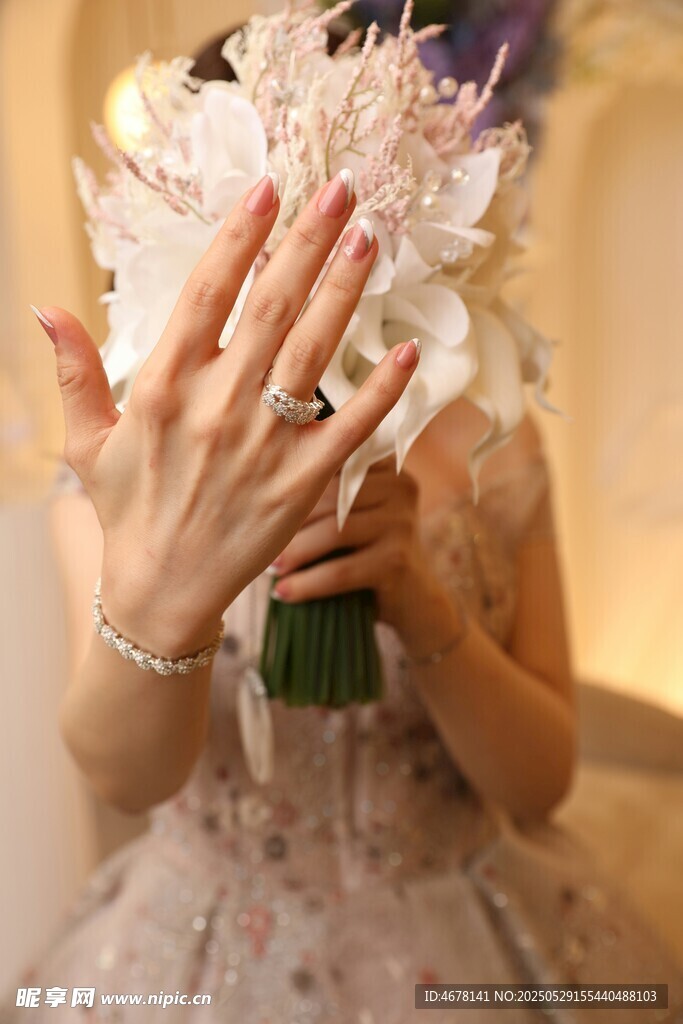 新娘手持花束的优雅瞬间