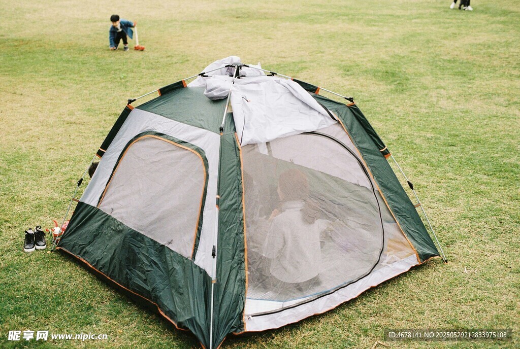 户外草地中的绿色帐篷