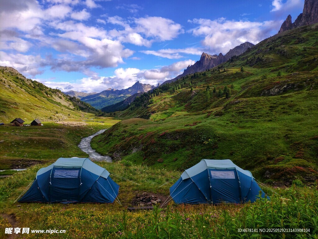 山间露营美景